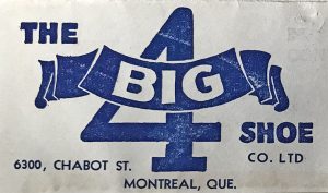 La photo montre le logo de l’entreprise « THE BIG 4 SHOE CO. LTD ».  On voit au fond du logo un gros chiffre 4 sur lequel se déroule un rouleau de cuir.  Sur le rouleau, il est inscrit « BIG ».  Le logo est bleu tandis que les lettres « BIG » sont blanches.