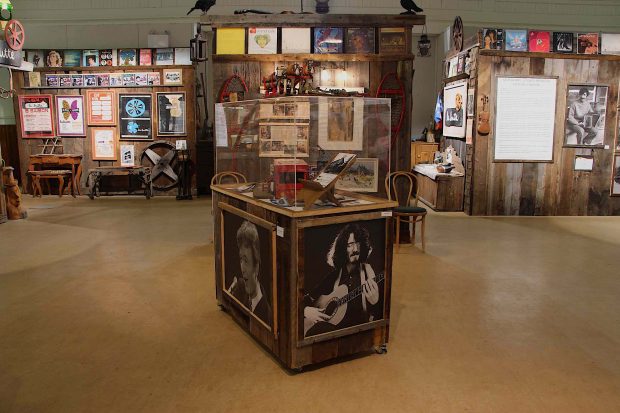 Color photo of a general view of the 2021 exhibition, in the center of which a base containing artefacts from La Butte is presented.