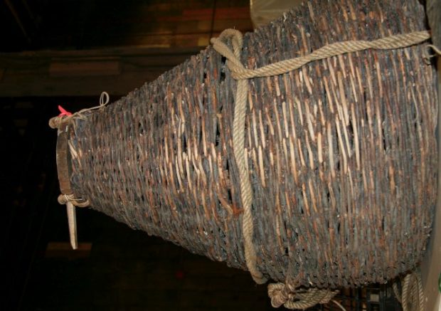 A type of funnel made of small branches that resembles a wickerwork basket. It is known as an eel basket.
