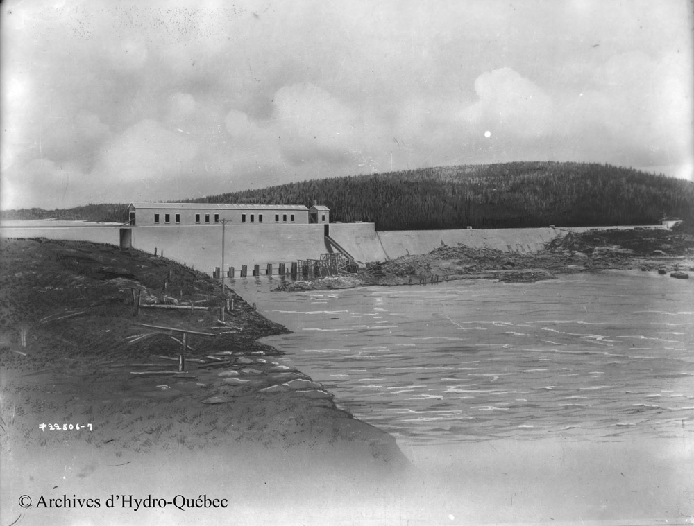Photo noir et blanc du barrage Gouin et de sa passe à billes de bois sur la rivière Saint-Maurice.
