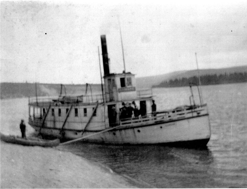 Photo en noir et blanc, bateau à vapeur sur la rivière Saint-Maurice