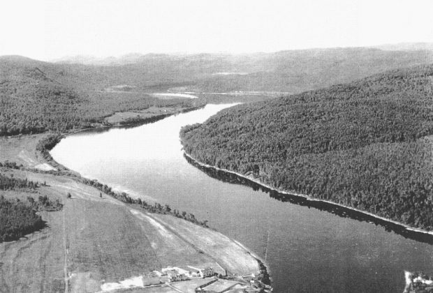 Photo en noir et blanc, rivière dans la vallée de la Saint-Maurice