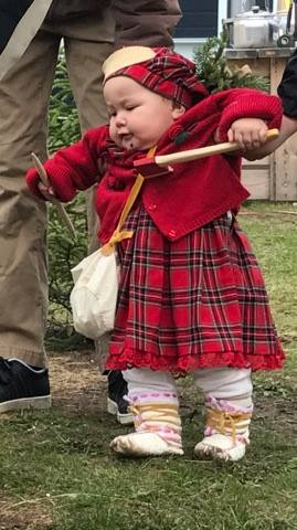 Petit enfant marchant vers le tipi avec un parent.