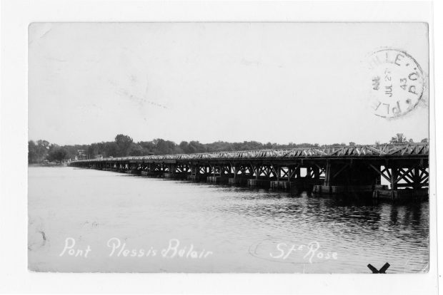Black and white photograph of an old arch bridge connecting Sainte-Rose to Bélair. At the bottom of the photograph are the handwritten inscriptions “Pont Plessis-Bélair” [Plessis Bélair Bridge] on the left and “St-Rose” on the right.
