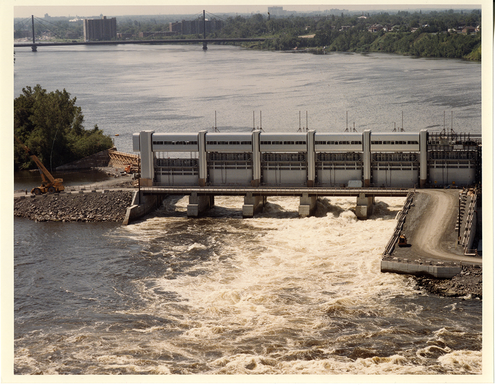 Photographie en couleurs du barrage de la rivière des Prairies. 