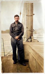 Homme en uniforme militaire à bord d'un navire
