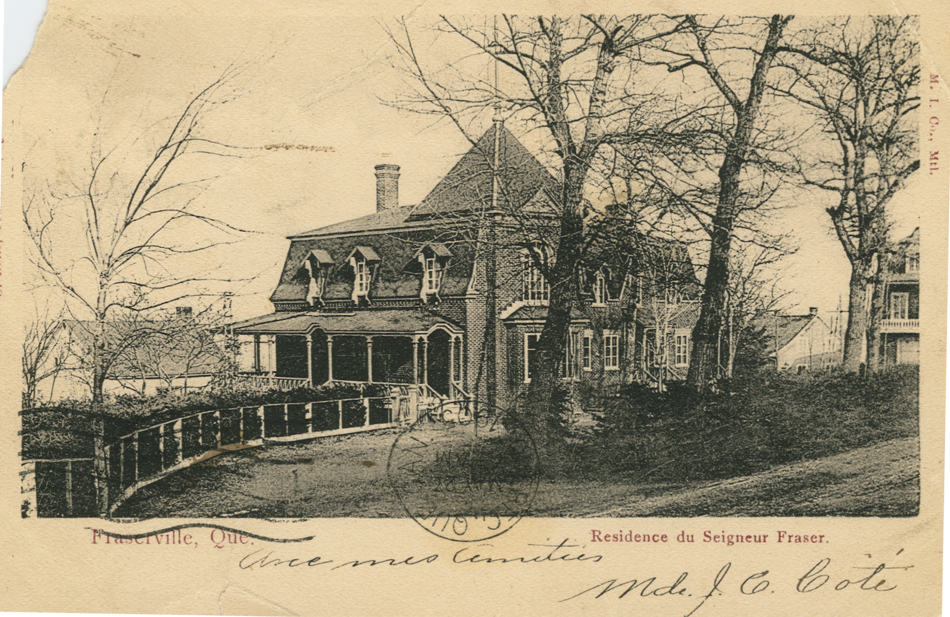 Illustration en noir et blanc d’une grande maison cossue avec galerie, bay-window et toit en mansarde. Des arbres matures sont plantés en façade.