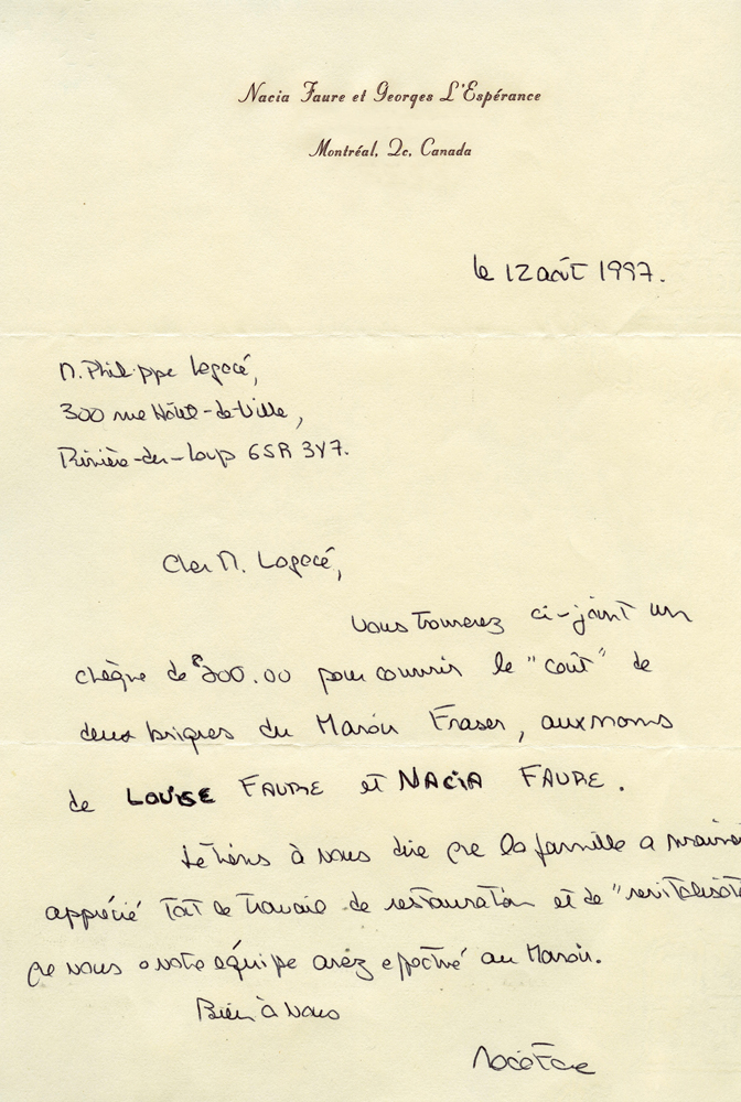 Lettre manuscrite dans laquelle on lit: « Cher M. Lagacé, vous trouverez ci-joint un chèque de 200$ pour couvrir le coût de deux briques du Manoir Fraser, au nom de Louise Faure et Nacia Faure. Je tiens à vous dire que la famille a vraiment apprécié tout le travail de restauration et de revitalisation que vous et votre équipe avez effectué au Manoir. Bien à vous, Nacia Faure. » 