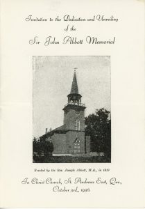 Côté recto du carton d’invitation à la cérémonie commémorative de Sir John Joseph Caldwell Abbott à l’église Christ Church. En haut, on lit: « Invitation to the Dedication and Unveiling of the Sir John Abbott Memorial » Au centre, une photographie de l’église Christ Church. Sous celle-ci, la légende : « Built by the Rev. Joseph Abbott, M.A., 1819 ». Au bas de l’invitation, on lit : « In Christ Church, St. Andrews East, Que., October 3rd., 1936. ».