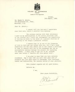 Lettre dactylographiée de l’ancien Premier ministre R.B. Bennet à Maude Abbott, datée du 12 mars 1938, encre noire sur papier sépia. Dans l’entête, les armoiries du Canada, sous lesquelles on lit « House of Commons – Canada – Leader of the Opposition ». Bennet annonce qu’il se retirera de la vie politique et l’informe que ce fut un plaisir pour lui de la rencontrer et de discuter avec elle. Il lui souhaite un prompt rétablissement et lui envoie ses meilleurs vœux. La lettre est signée « R.B. Bennett » dans le coin inférieur droit.