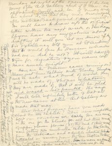 Lettre manuscrite de Maude Abbott à Mrs. Kuhring, 12 février 1939, encre noire et violette sur papier sépia. Elle lui parle des plans de demander au gouverneur général d’ouvrir officiellement la caserne militaire (abritant le musée) et lui demande des nouvelles sur l’avancement des caisses d’artéfacts et des tablettes pour le musée.