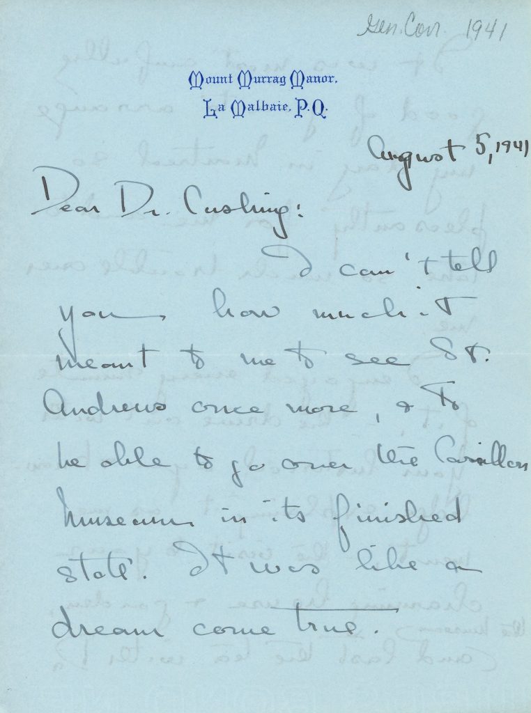 Lettre manuscrite de Mary Lee au docteur Cushing rédigée le 5 avril 1941, encre noire sur papier bleu. Elle remercie le docteur Cushing pour sa visite à Saint-André et au Musée et le félicite pour tout son travail au Musée, ayant particulièrement apprécié la Abbott Room de celui-ci.