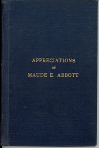 Page couverture d’un livre, il est bleu foncé avec l’inscription « Appreciations of Maude E. Abbott » au centre, en lettres dorées.