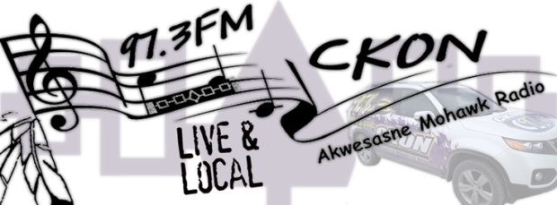 Das Logo von 97.3 CKON (ein kanadischer Radiosender) beinhaltet ein Notensystem mit verschiedenen Noten. Über dem Notensystem steht der Titel des Radiosenders: 97.3 FM CKON. Unter dem Notensystem befindet sich der Text: „Live & Local. Akwesasne Mohawk Radio“.