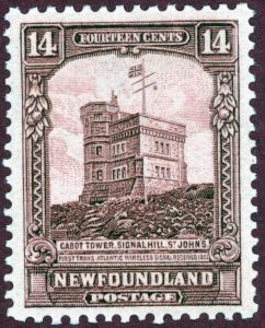 Eine Neufundland-Briefmarke im Wert von 14 Cent, die den Cabot Tower in Signal Hill bei St. Johns, Neufundland, darstellt. Die begleitende Bildunterschrift besagt: „First Trans Atlantic Wireless Signal Received 1901“ (Das erste transatlantische kabellose Signal erhalten 1901).