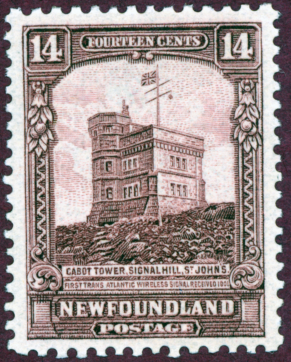 Eine Neufundland-Briefmarke im Wert von 14 Cent, die den Cabot Tower in Signal Hill bei St. Johns, Neufundland, darstellt. Die begleitende Bildunterschrift besagt: „First Trans Atlantic Wireless Signal Received 1901“ (Das erste transatlantische kabellose Signal erhalten 1901).