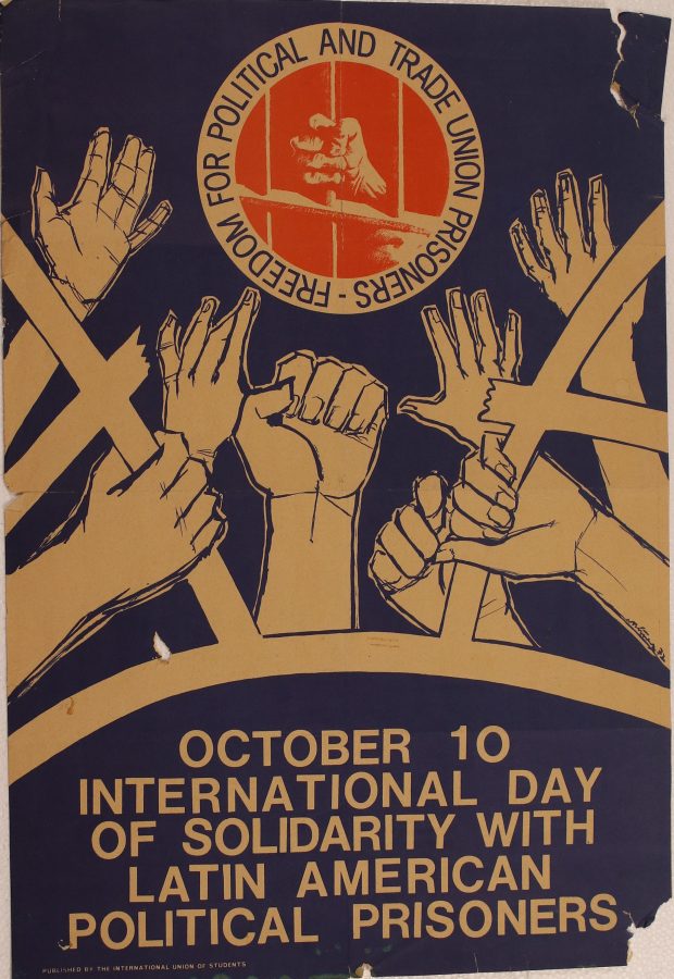 Dieses Plakat hat einen blauen Hintergrund mit weißem Text, auf dem unten auf der Seite „October 10 International Day of Solidarity With Latin American Political Prisoners (10. Oktober Internationaler Tag der Solidarität mit lateinamerikanischen politischen Gefangenen) steht. Über dem Text ist eine Grafik von einer Gruppe von Armen, die einen Käfig aufreißen. Über diesem Bild ist ein oranges Logo in Form eines Kreises einer Hand, die eine Gefängnisstange ergreift. Das Bild wird vom Text „Freedom For Political And Trade Union Prisoners (Freiheit für politische und Gewerkschaftsgefangene) umkreist.