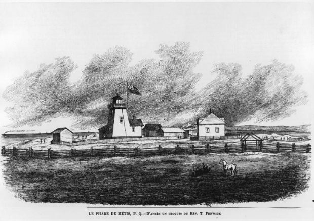 Engraving of the first Metis lighthouse. In the foreground, a horse pen is delimited by a wooden fence. A white horse standing looks at a black horse rolling on its back. The wooden lighthouse is located behind the pen. The lighthouse is surrounded by buildings and a house. Small groups of people are shown on the site of the lighthouse. In the background, we can see the St. Lawrence River and the coast and a ship and its plume of smoke.