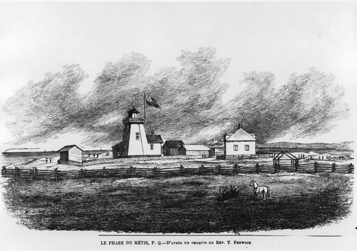 Engraving of the first Metis lighthouse. In the foreground, a horse pen is delimited by a wooden fence. A white horse standing looks at a black horse rolling on its back. The wooden lighthouse is located behind the pen. The lighthouse is surrounded by buildings and a house. Small groups of people are shown on the site of the lighthouse. In the background, we can see the St. Lawrence River and the coast and a ship and its plume of smoke.