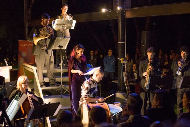 On the evening of August 25, 2017, musicians gave the first public performance of the Mémoires d’Ahuntsic anthem. They were spread out over a multi-level stage. In the centre, the singer in a blue satin dress, holding the text written by Jacques Boulerice.