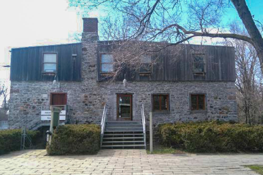 On this photograph, taken in 2017, the wooden fence, the balcony with its inclined roof and overhang are missing. Two decorative iron balconies with staircases have taken their place.