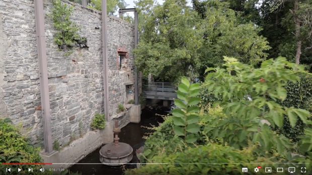 We follow the camera into the less accessible vestiges of the old mills, appreciating in passing the water running through the site as well as the surrounding nature. Music: excerpts from the anthem Mémoires d’Ahuntsic, composed by Kiya Tabassian for a text by Jacques Boulerice.