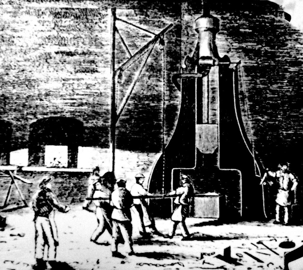 Illustration en noir et blanc montrant quatre forgerons en train d’attiser les flammes d’un marteau-pilon à vapeur, tandis que trois autres ouvriers les observent. On peut voir les ouvriers à l’avant-plan et l’atelier industriel à l’arrière-plan. 