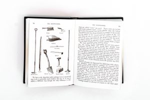 Une page de texte et d’illustrations de l’ouvrage Boy’s Book of Trades (Livre des métiers pour les garçons) qui présente différents types d’outils employés par les ouvriers des fonderies.