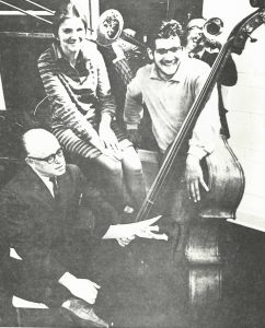 Albert Jarvis, Judy McLachlan and Milton Barnes avec une contrebasse 