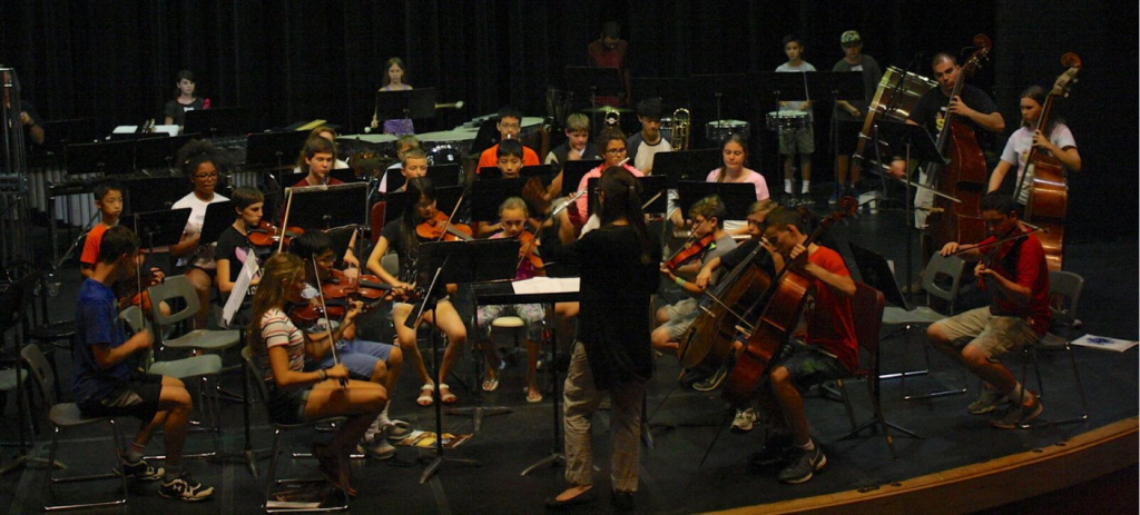 L’orchestre du camp musicale d’été sur scène 