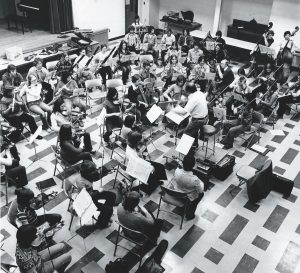 L’orchestre des jeunes jouent à une gala de bienfaisance 