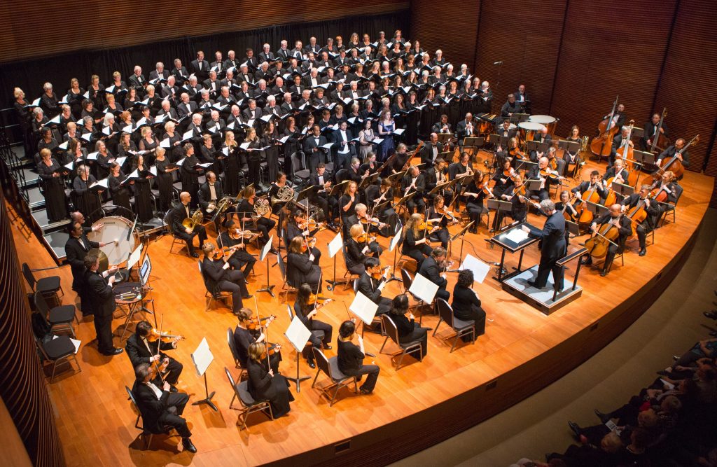 La chorale de Niagara avec l’Orchestre symphonique de Niagara sur scène
