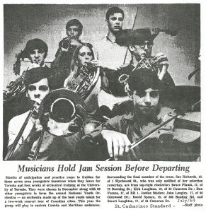 Sept étudiants choisis pour l’Orchestre national des jeunes jouent des instruments. L’article du journal est « Des musiciens font un bœuf avant de partir. »