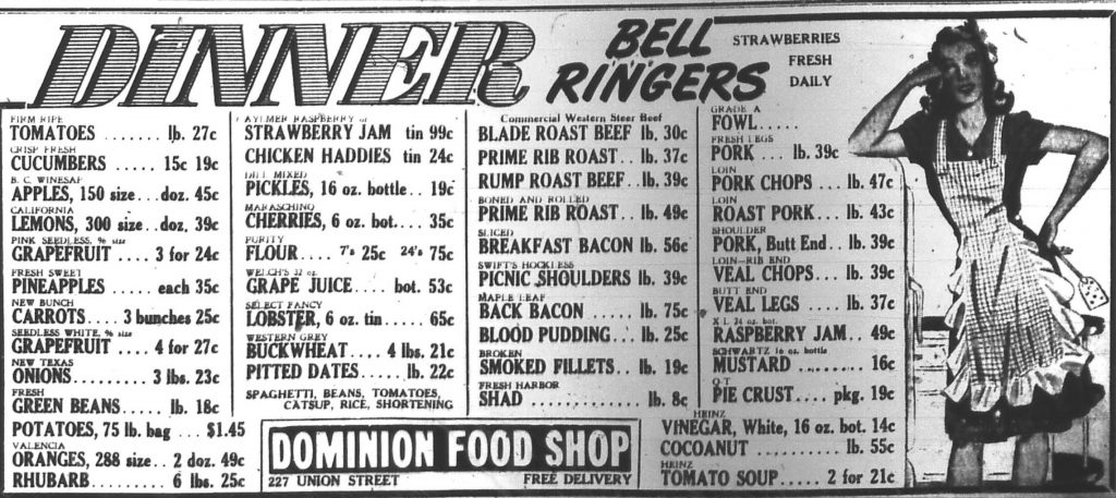 Publicité de presse pour l’épicerie Dominion Food Shop intitulée « Dinner Bell Ringers ». On y annonce sur quatre colonnes plusieurs articles avec leurs prix, dont des tomates, 1 livre à 27 cents, de la confiture de fraises à 99 cents, des dattes dénoyautées à 22 cents la livre, un rôti de côte de bœuf à 49 cents la livre et deux boîtes de soupe de tomates à 21 cents.