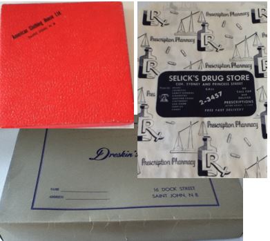 Deux boîtes et un sac en papier : une boîte à mouchoirs carrée de couleur rouge, une boîte à costume de Dreskin’s et un sac en papier pour ordonnance de la pharmacie Selick’s.