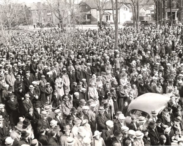 A black-and-white photo of crowds of striking workers in Oshawa