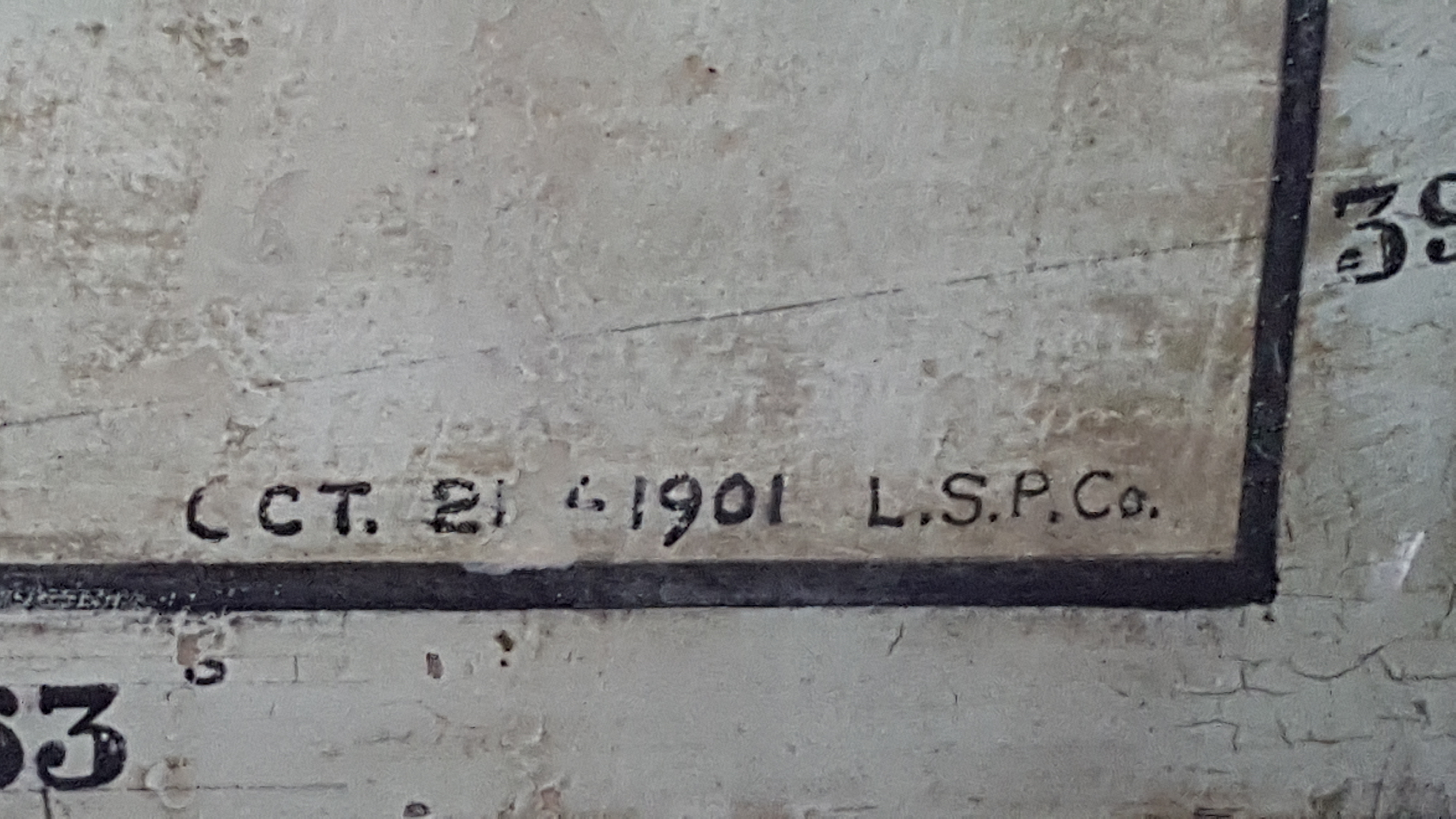 Détails d'un coin de la carte géographique murale de Clergue. Les chiffres indiquent la longitude et la latitude de même que la date d'exécution du tableau. 1901