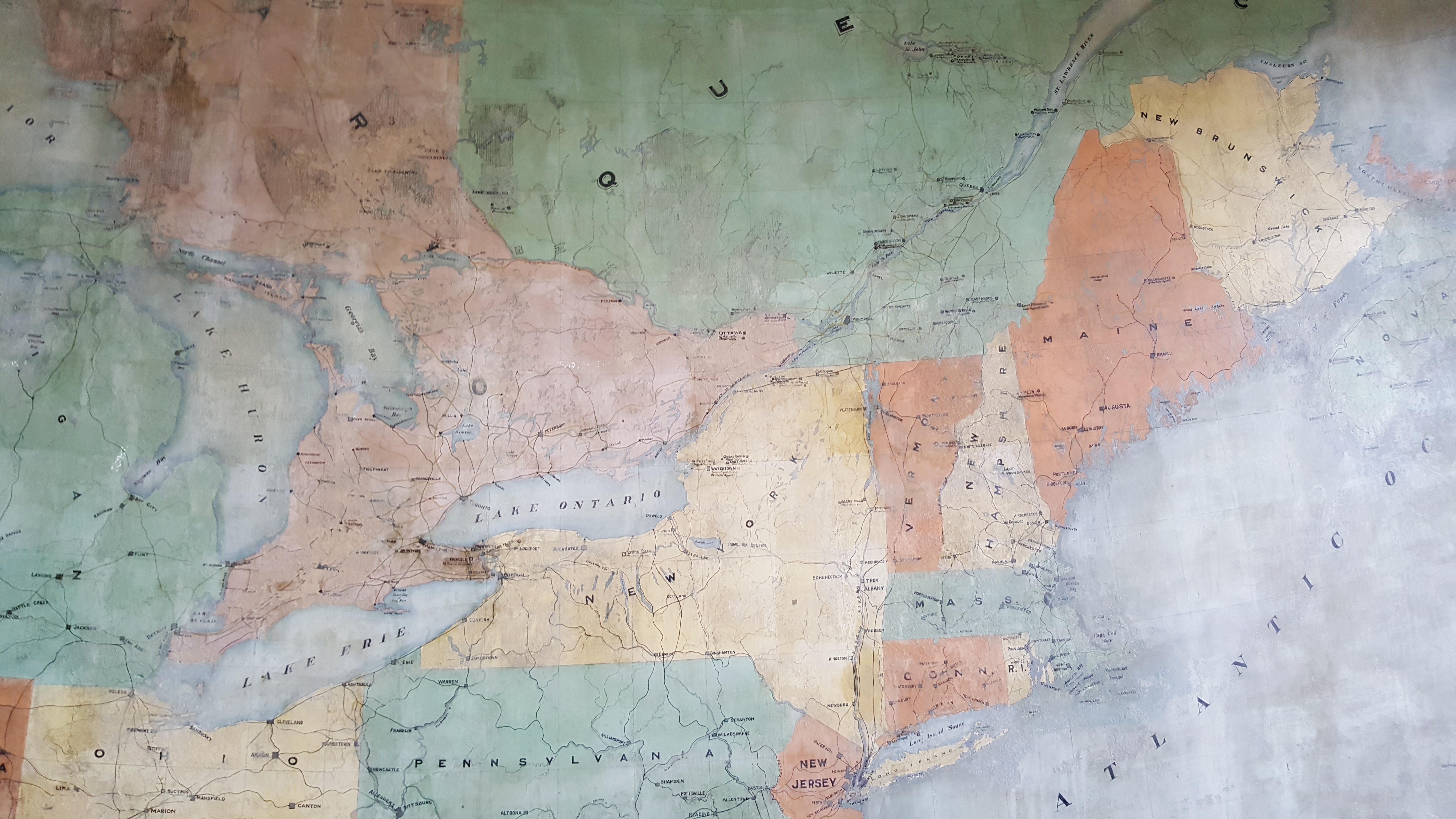 Carte géographique peinte en 1901 illustrant les Grands Lacs, l'Ontario, le Québec, l'océan Atlantique et le Nord-Est américain.