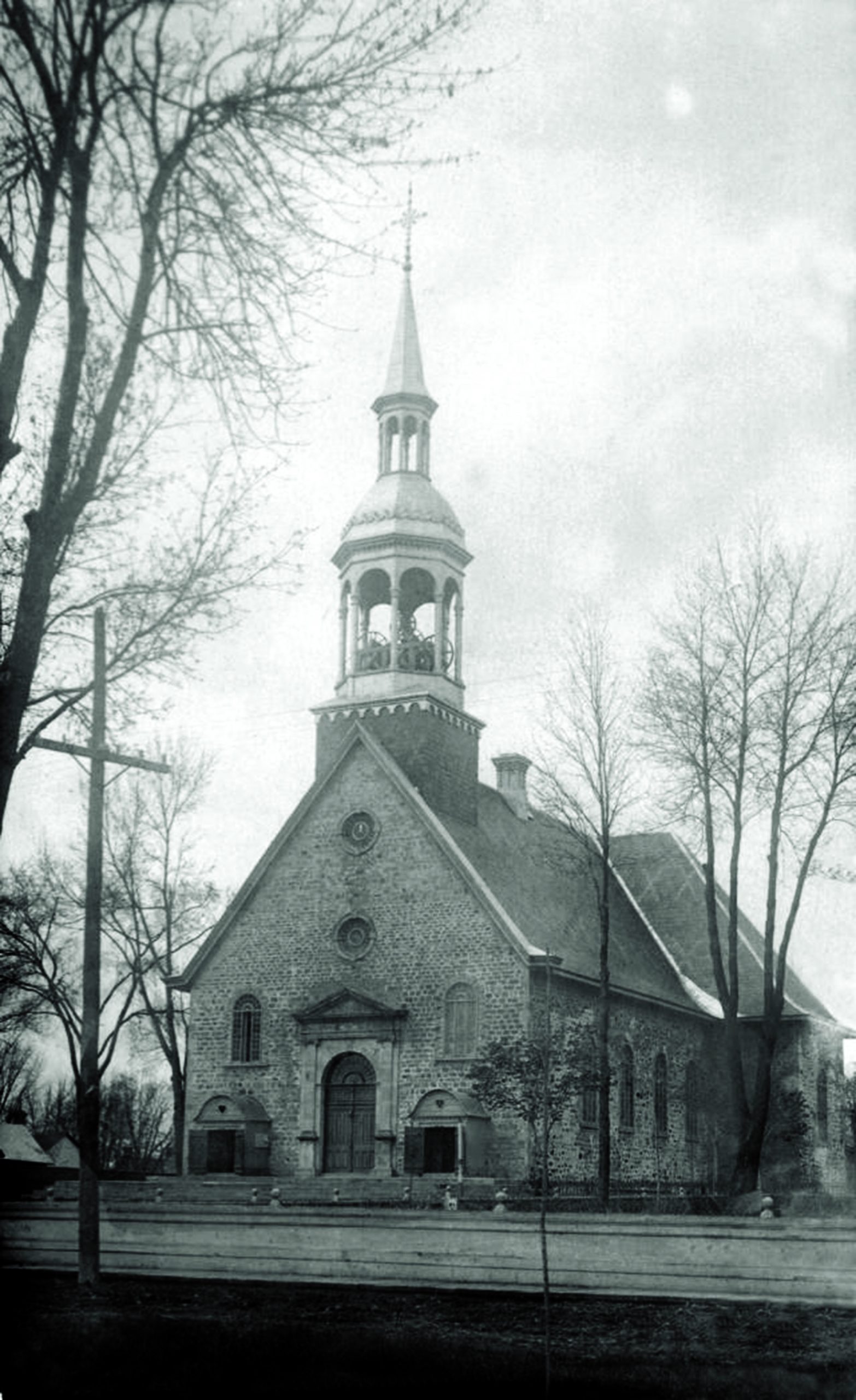 Une église ancestrale en bordure d'une rue