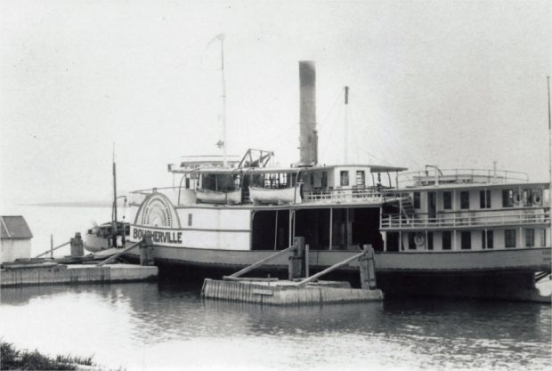 A photo taken around 1920 of a moored boat preparing to cross the river between Longue-Pointe, Boucherville and Varennes.