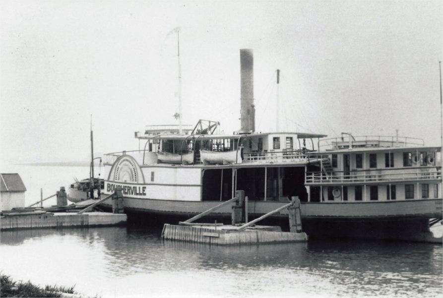 A photo taken around 1920 of a moored boat preparing to cross the river between Longue-Pointe, Boucherville and Varennes.