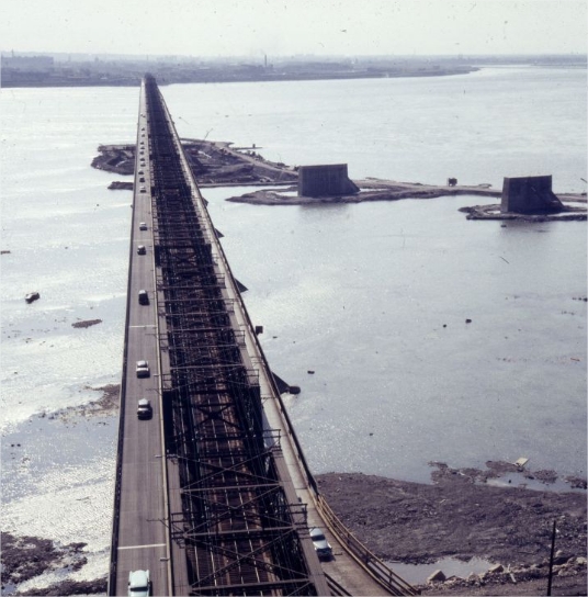 Des voitures circulant sur un pont avec des piliers en construction