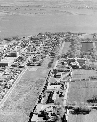 Une ville et une ferme avec un cours d'eau en arrière plan