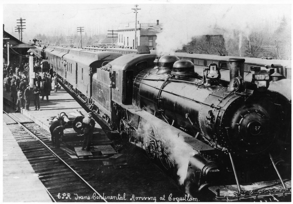 A train stopped at a busy station