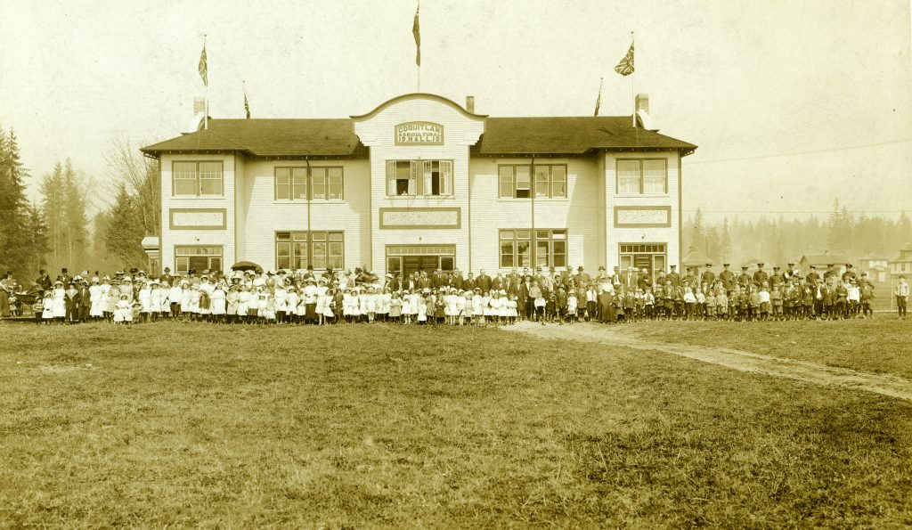 A large group of residence stand in front of Aggie Hall