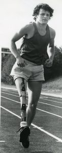 Terry Fox courant sur la piste de course d’une école
