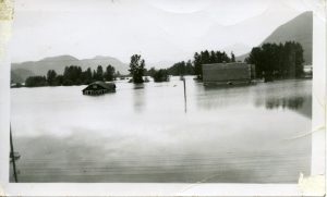 Deux maisons submergées par l’eau jusqu’à la hauteur des fenêtres.