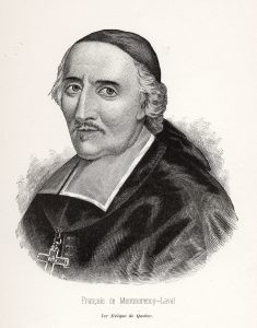 Gravure en noir et blanc qui représente un portrait trois-quarts de François de Laval. Coiffé d’une calotte et vêtu d’une soutane noire, il porte une croix pectorale. Sous la gravure, on lit : François de Montmorency-Laval, 1er évêque de Québec.