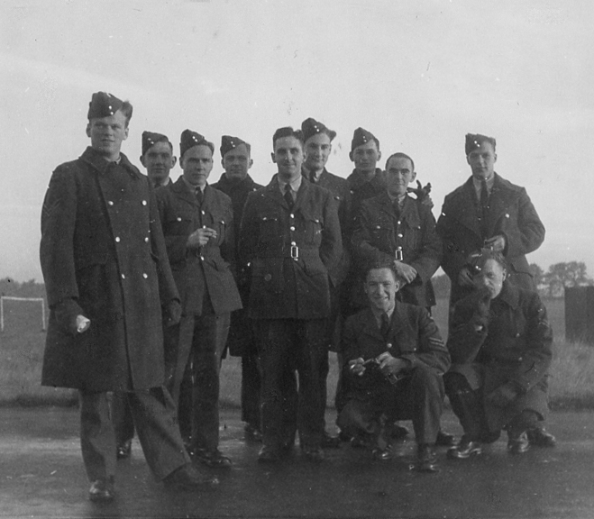Un groupe de 11 Canadiens des Forces aériennes, posant pour une photo. Deux hommes sont accroupis à droite.