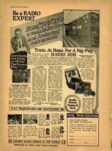 Pleine page du magazine en anglais représentant un homme pointant vers le spectateur et du matériel radio professionnel, ainsi qu'un guide pour s'entraîner à domicile pour un métier de la radio.
